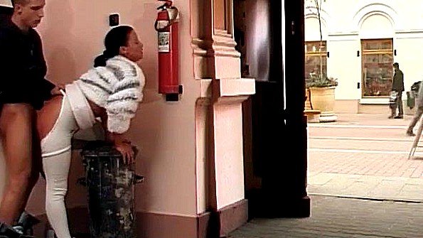 Порно ролик: рука на попе