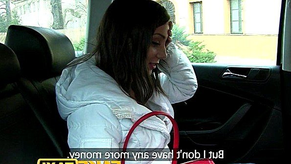 Порно ролик: Молодая медсестра трахается в киску