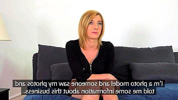 Порно ролик: трогает за попу