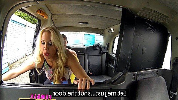Порно ролик: дрочит двум